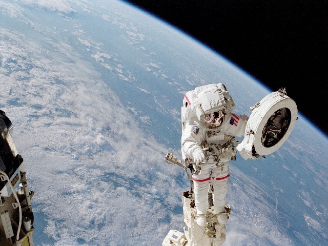 Russia plans for tourist spacewalk
